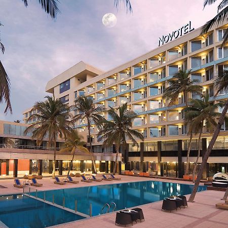 Novotel Mumbai Juhu Beach Екстер'єр фото The hotel's pool