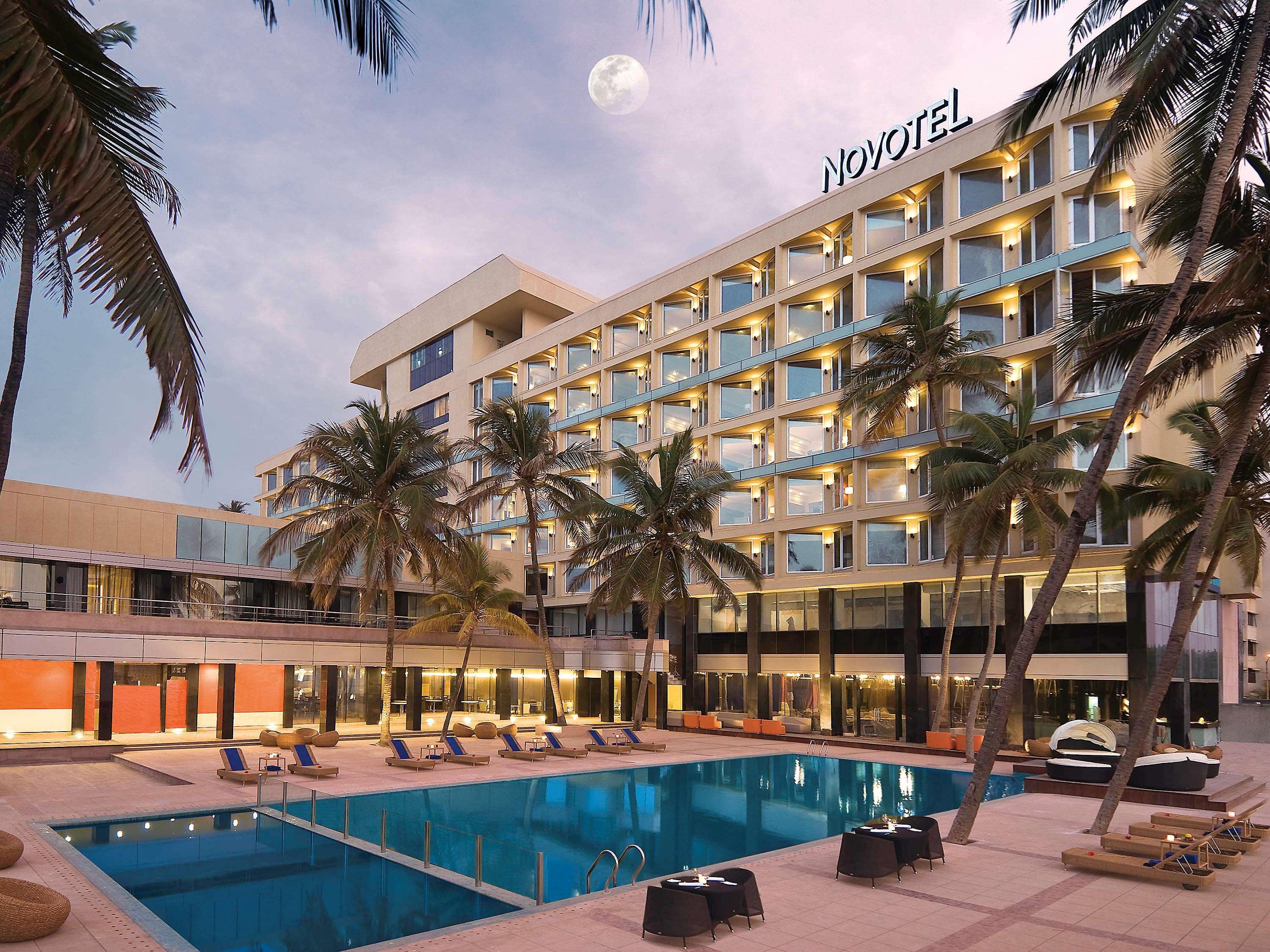 Novotel Mumbai Juhu Beach Екстер'єр фото The hotel's pool