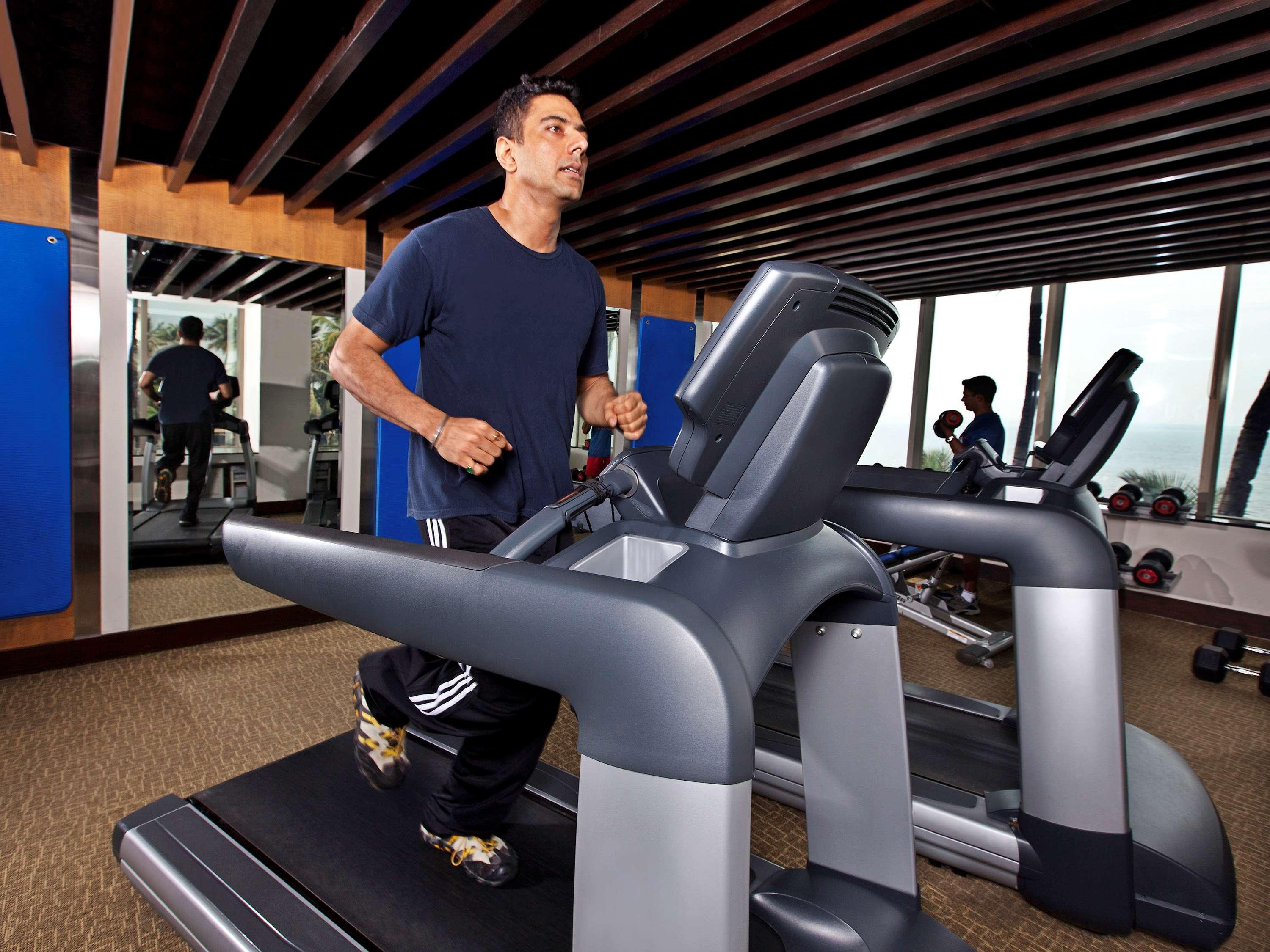 Novotel Mumbai Juhu Beach Екстер'єр фото A treadmill in use