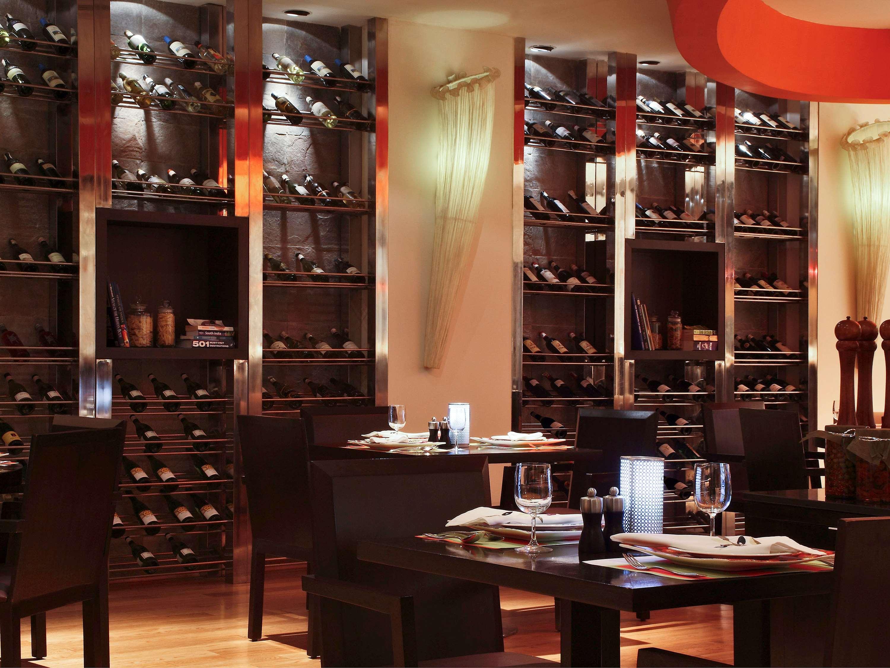 Novotel Mumbai Juhu Beach Екстер'єр фото The interior of the restaurant