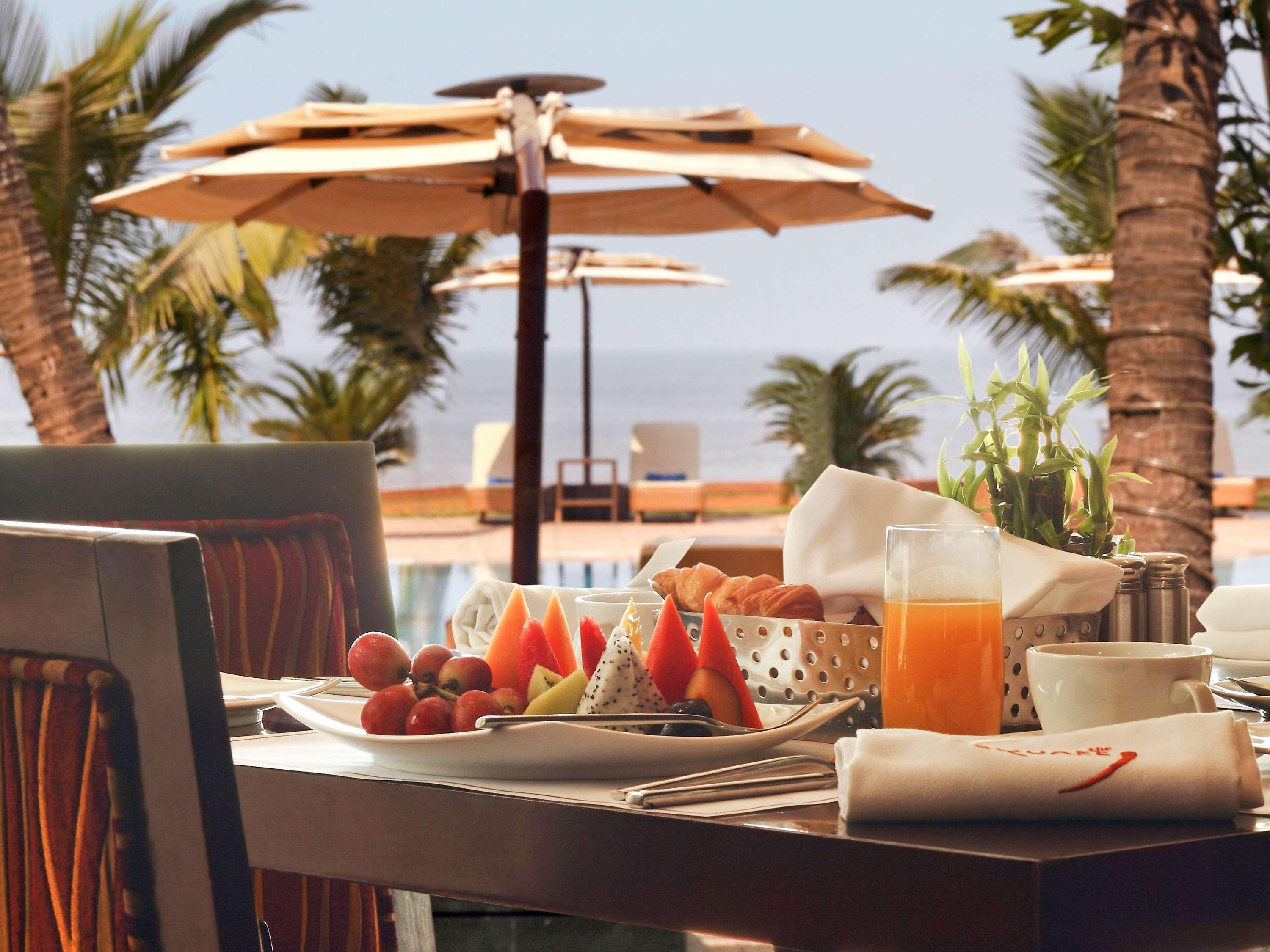 Novotel Mumbai Juhu Beach Екстер'єр фото Breakfast at the beach
