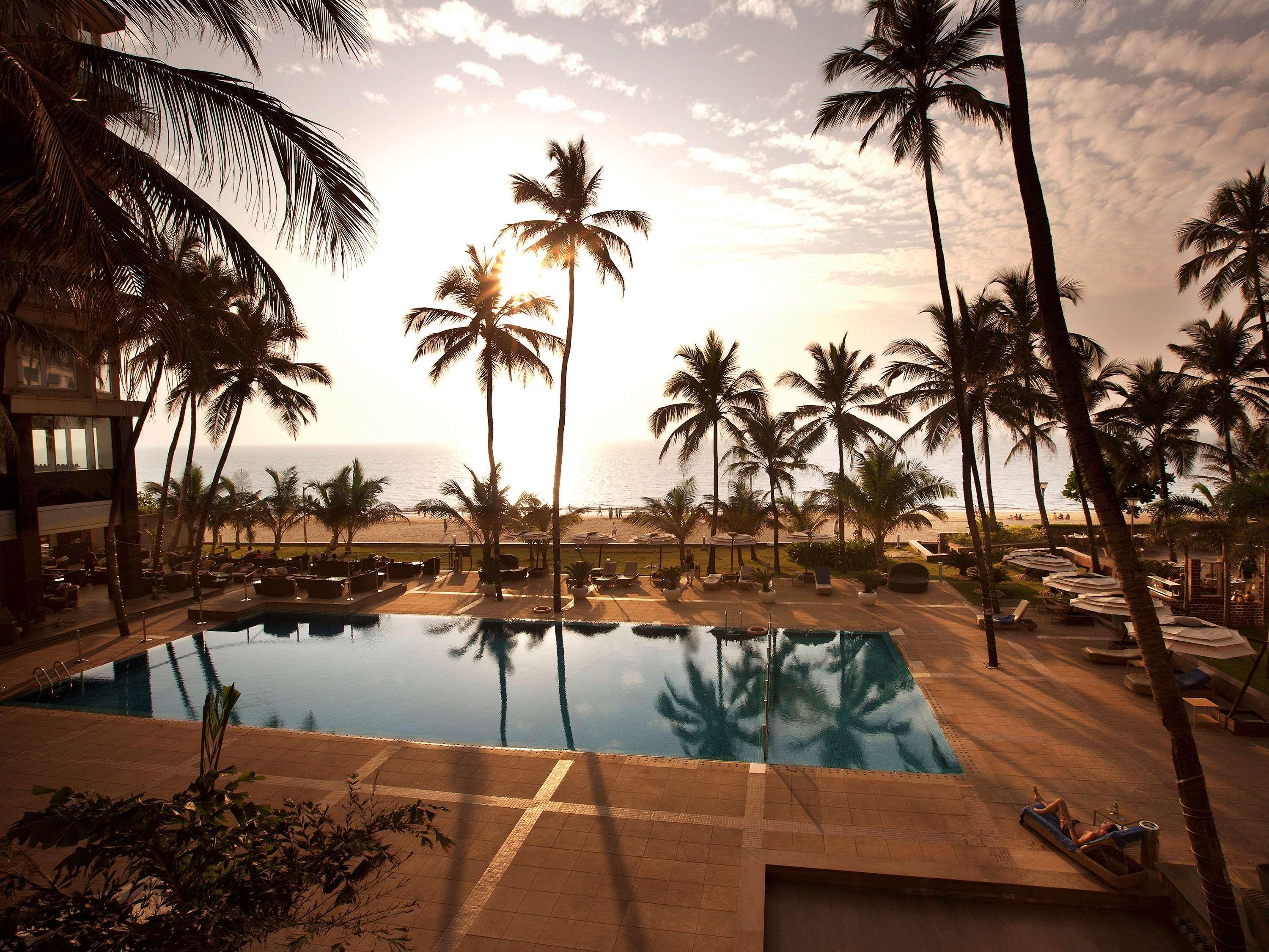 Novotel Mumbai Juhu Beach Екстер'єр фото The pool at the Taj Bengal