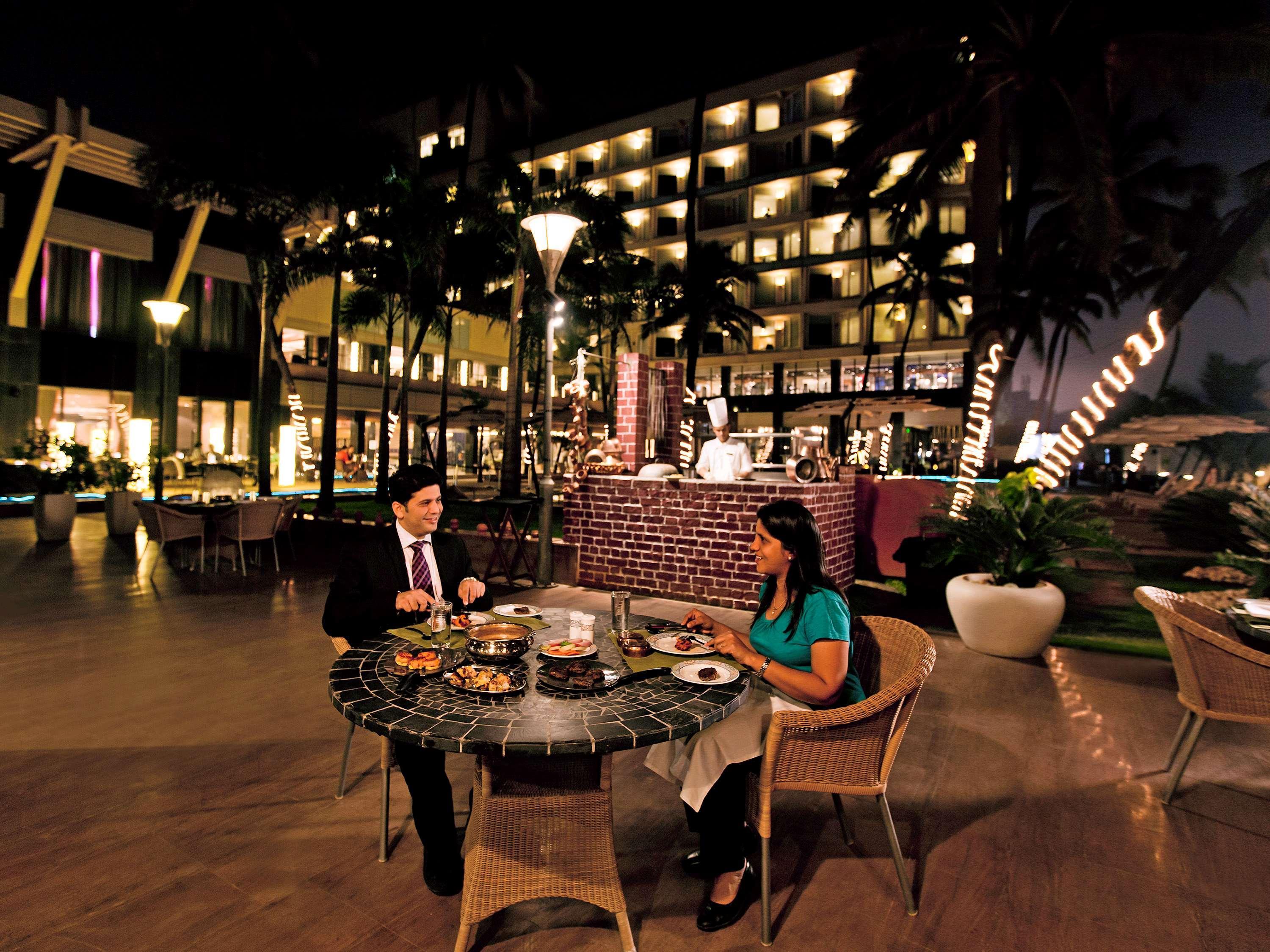 Novotel Mumbai Juhu Beach Екстер'єр фото The Royal Bar