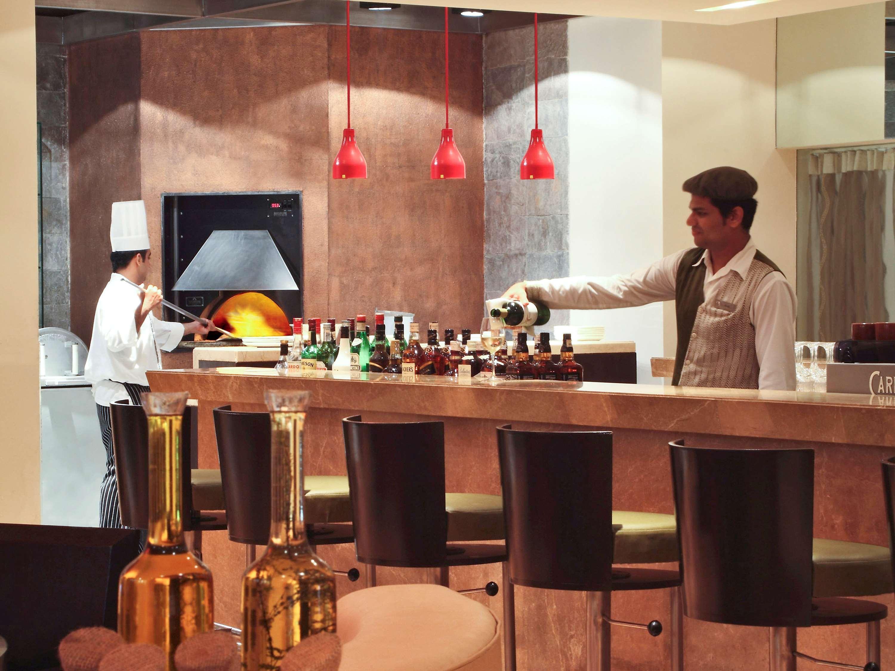 Novotel Mumbai Juhu Beach Екстер'єр фото A bartender at work
