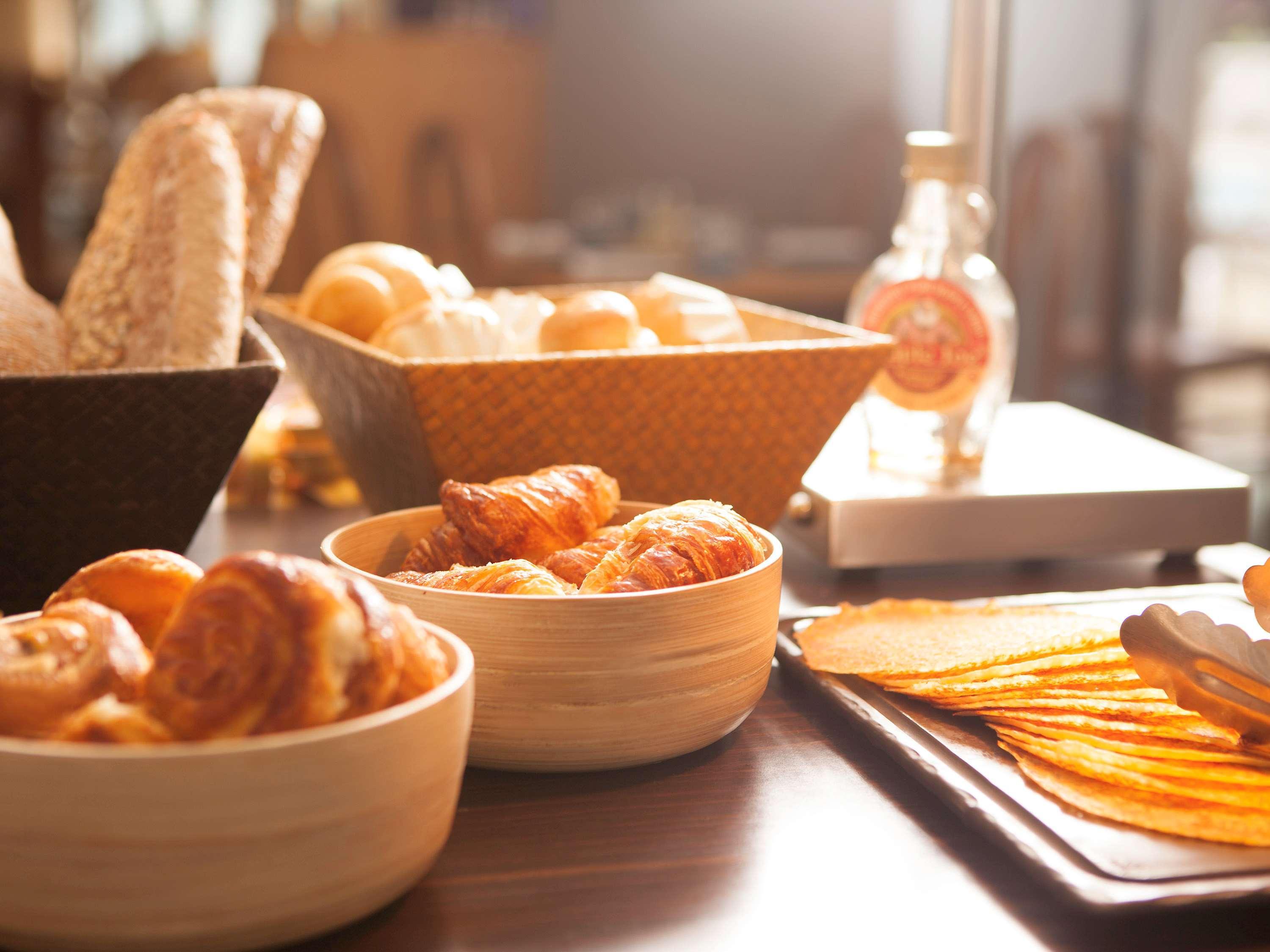 Novotel Mumbai Juhu Beach Екстер'єр фото A selection of breads and pastries