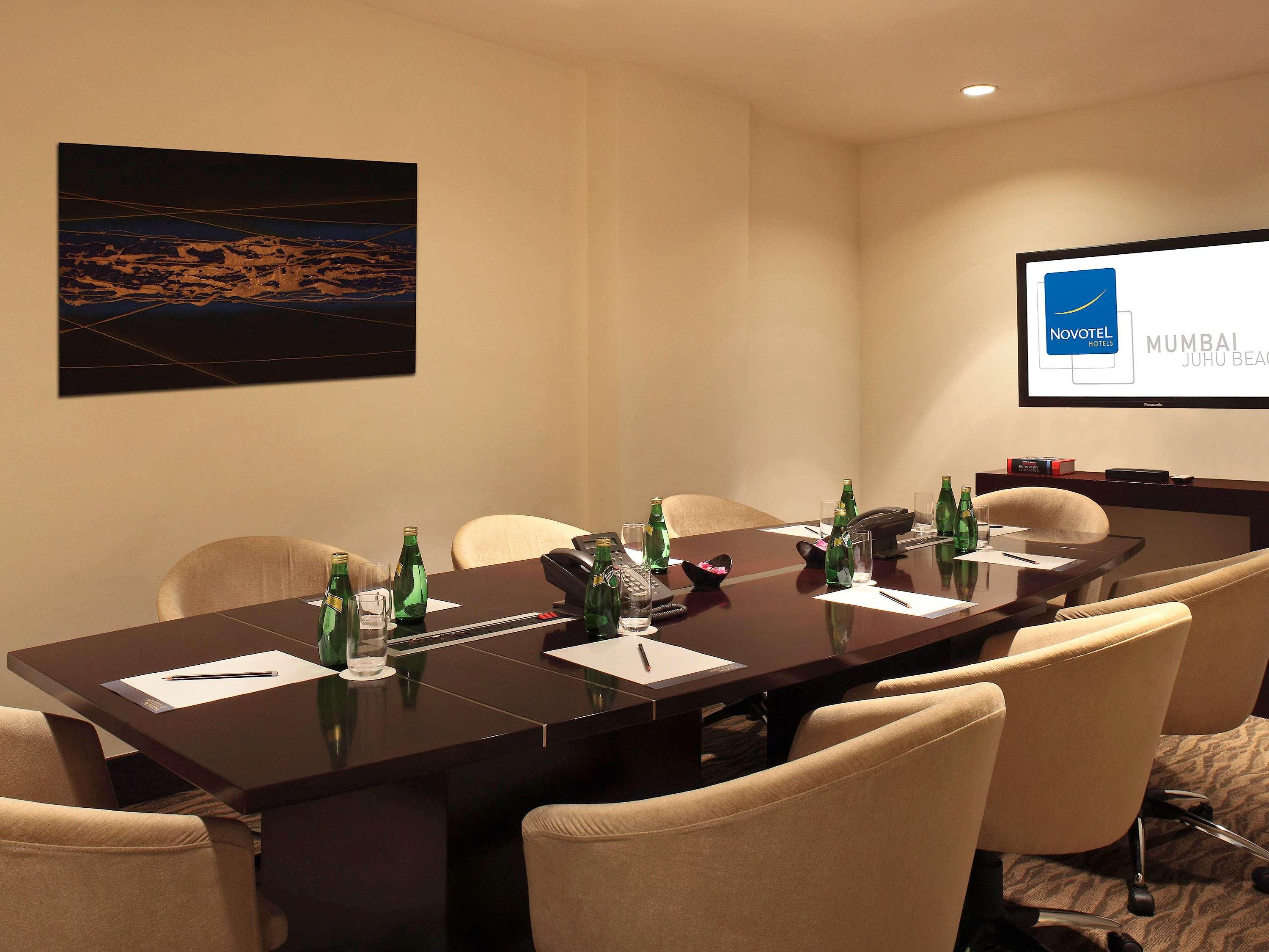 Novotel Mumbai Juhu Beach Екстер'єр фото Meeting room at the hotel