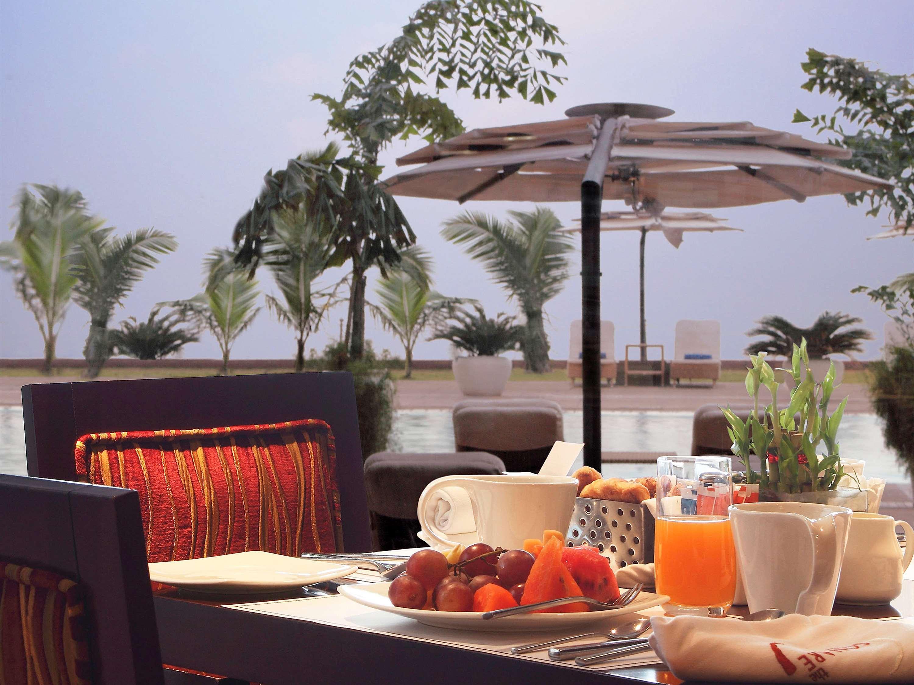 Novotel Mumbai Juhu Beach Екстер'єр фото The poolside at the Taj Bengal